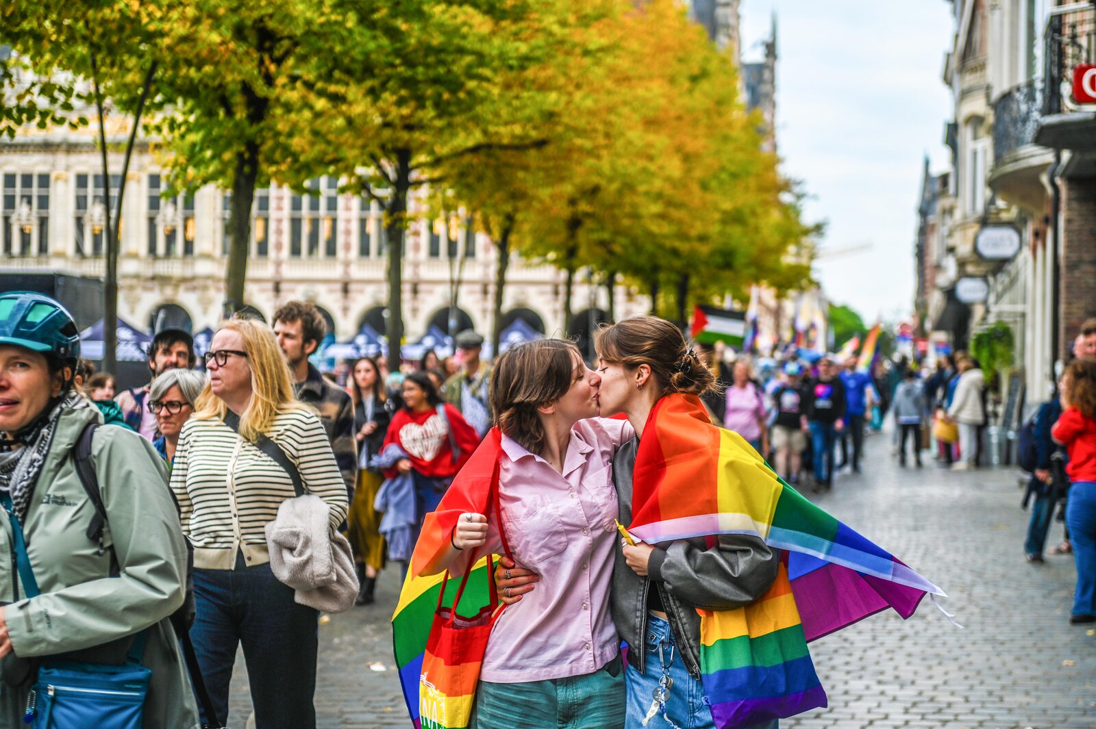 A kiss under the autumn trees along the route. Leuven Pride 2025, photo: Koen Bauters