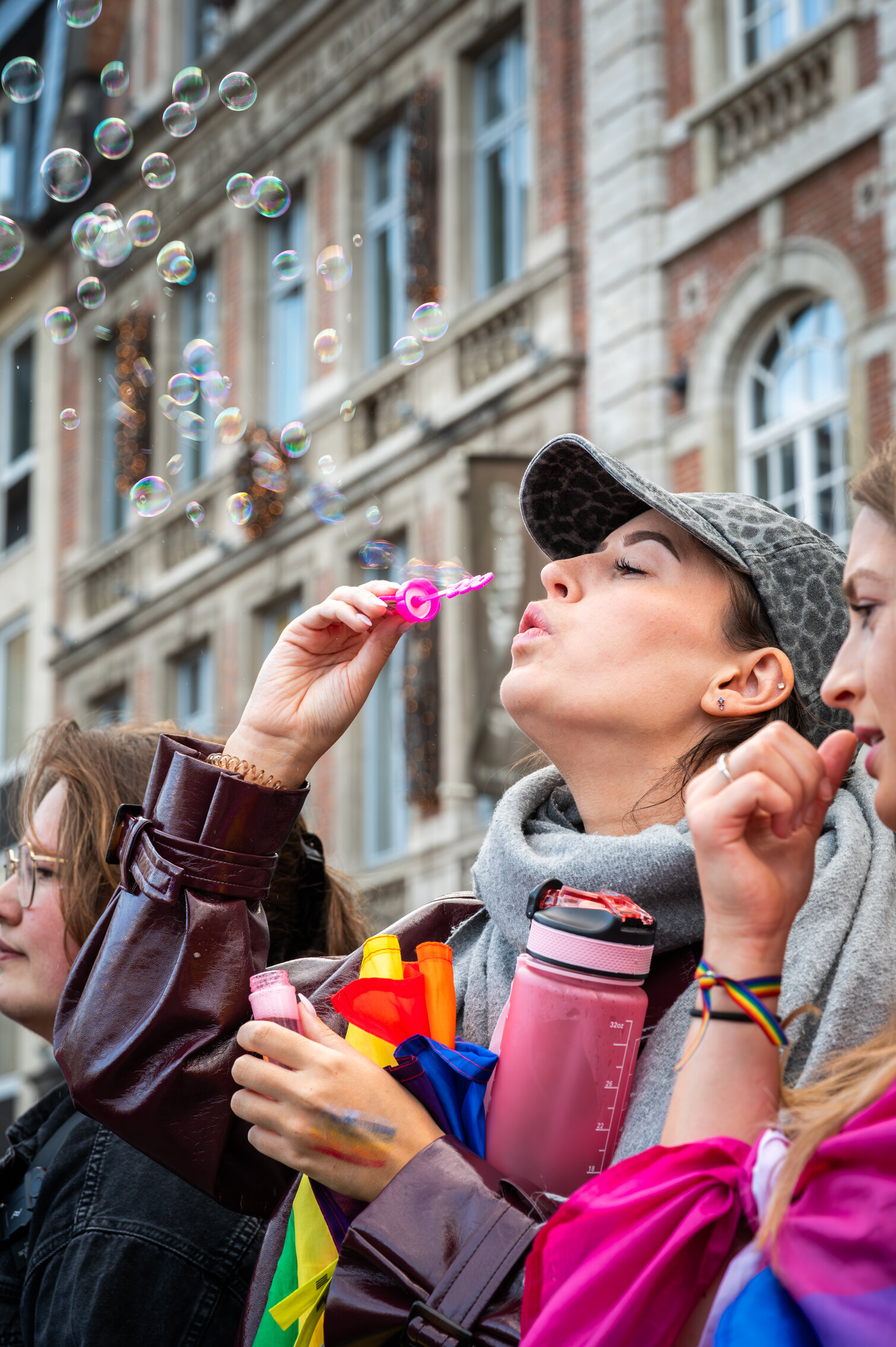 Blowing soap bubbles in the crowd. Leuven Pride 2025, photo: Ellen Schellens