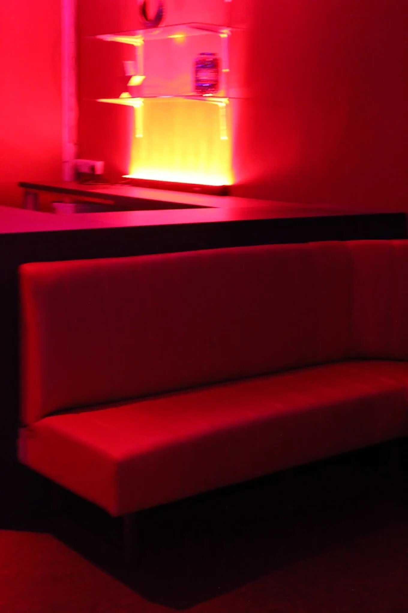 Lounge corner with a red upholstered bench