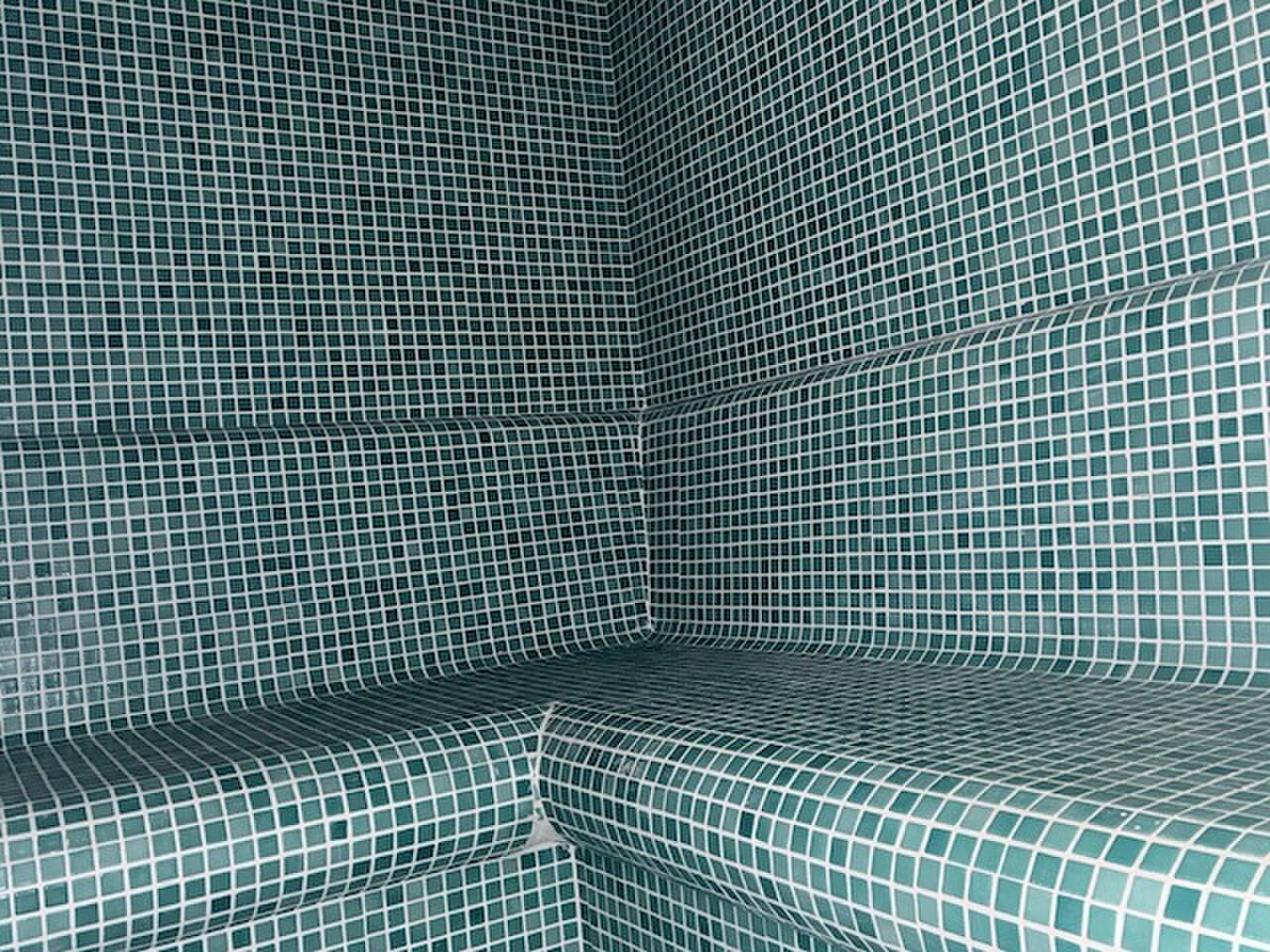The tiled corner bench of the hammam.