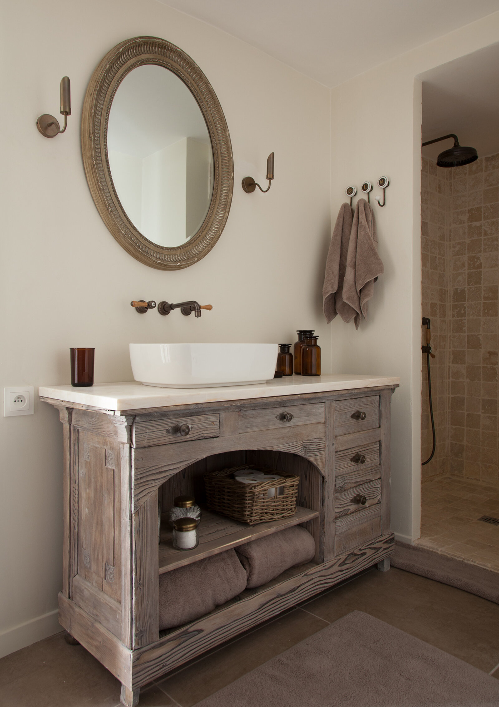 suite bathroom