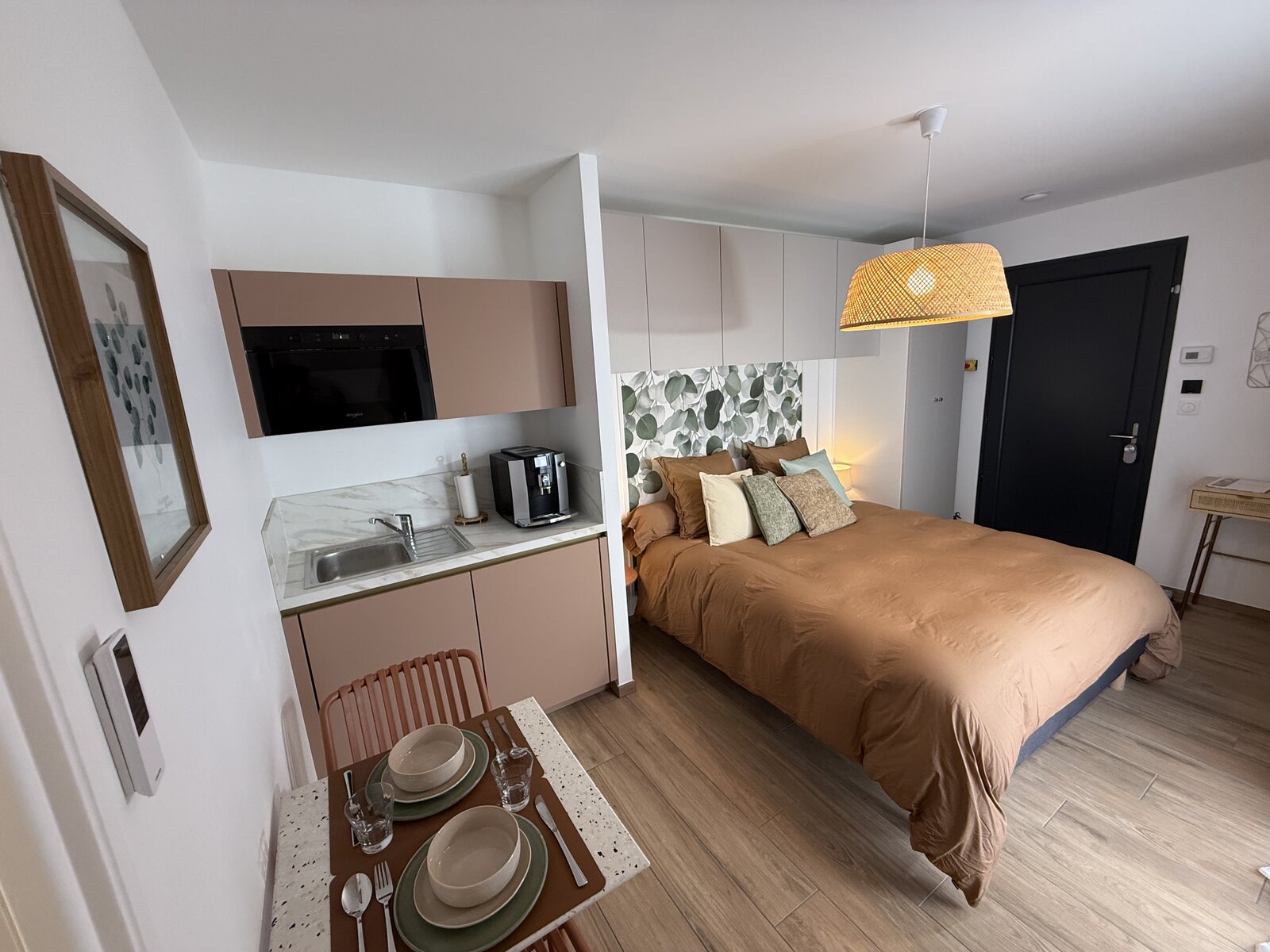 A second guest room with its own kitchenette.