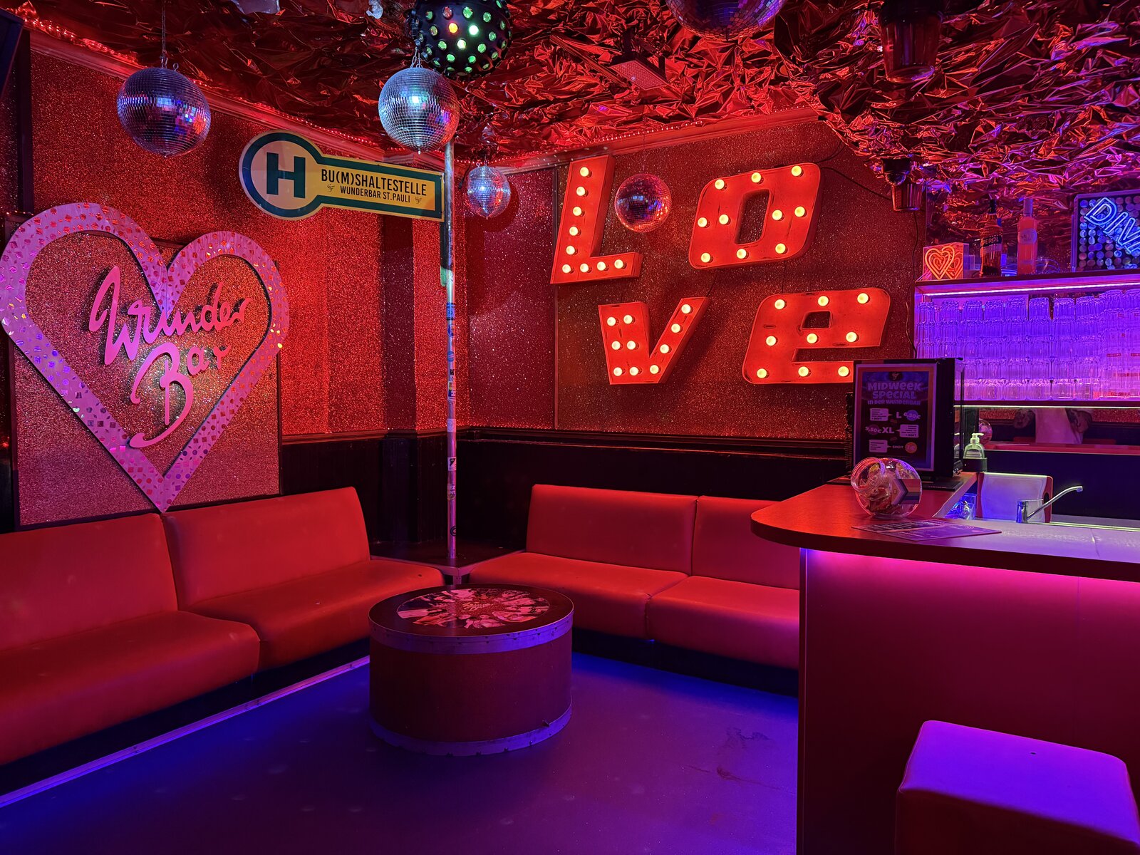 Red sofas under the illuminated LOVE letters, next to the heart with the WunderBar logo
