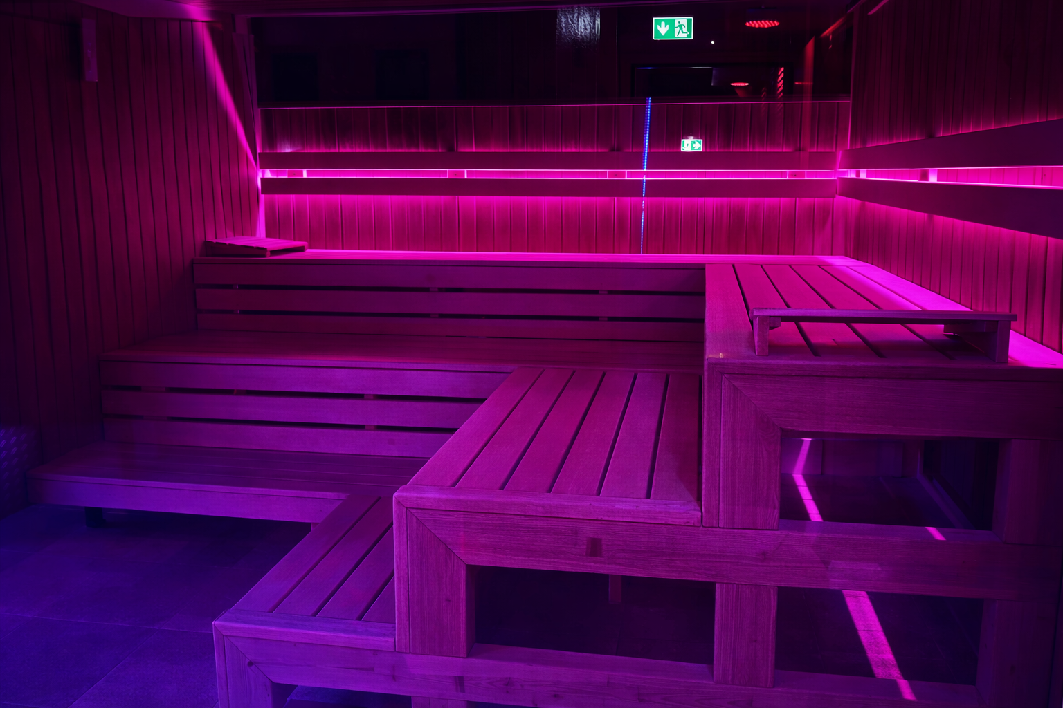 Traditional sauna experience: Enjoy automatic infusions in our Finnish sauna (80°C).