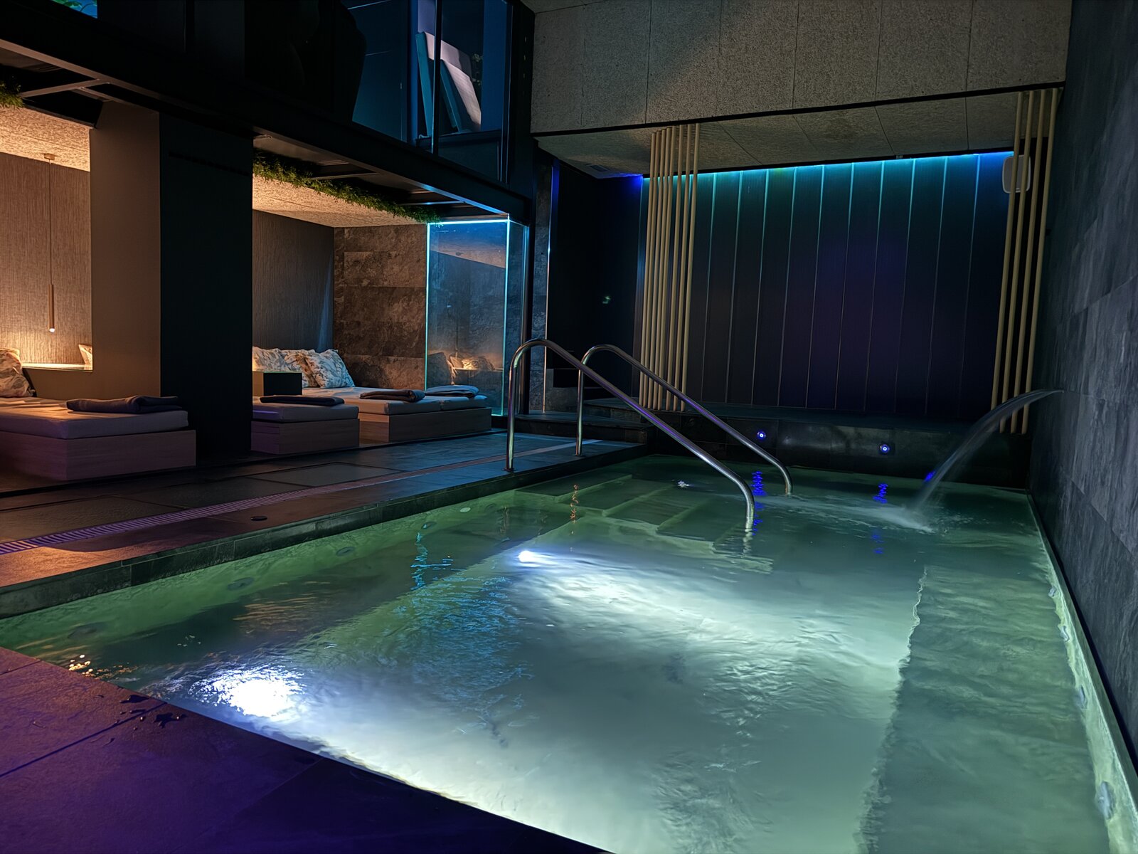 Indoor jacuzzi in the lounge bar area ChatGPT puede cometer errores. Comprueba la información importante.