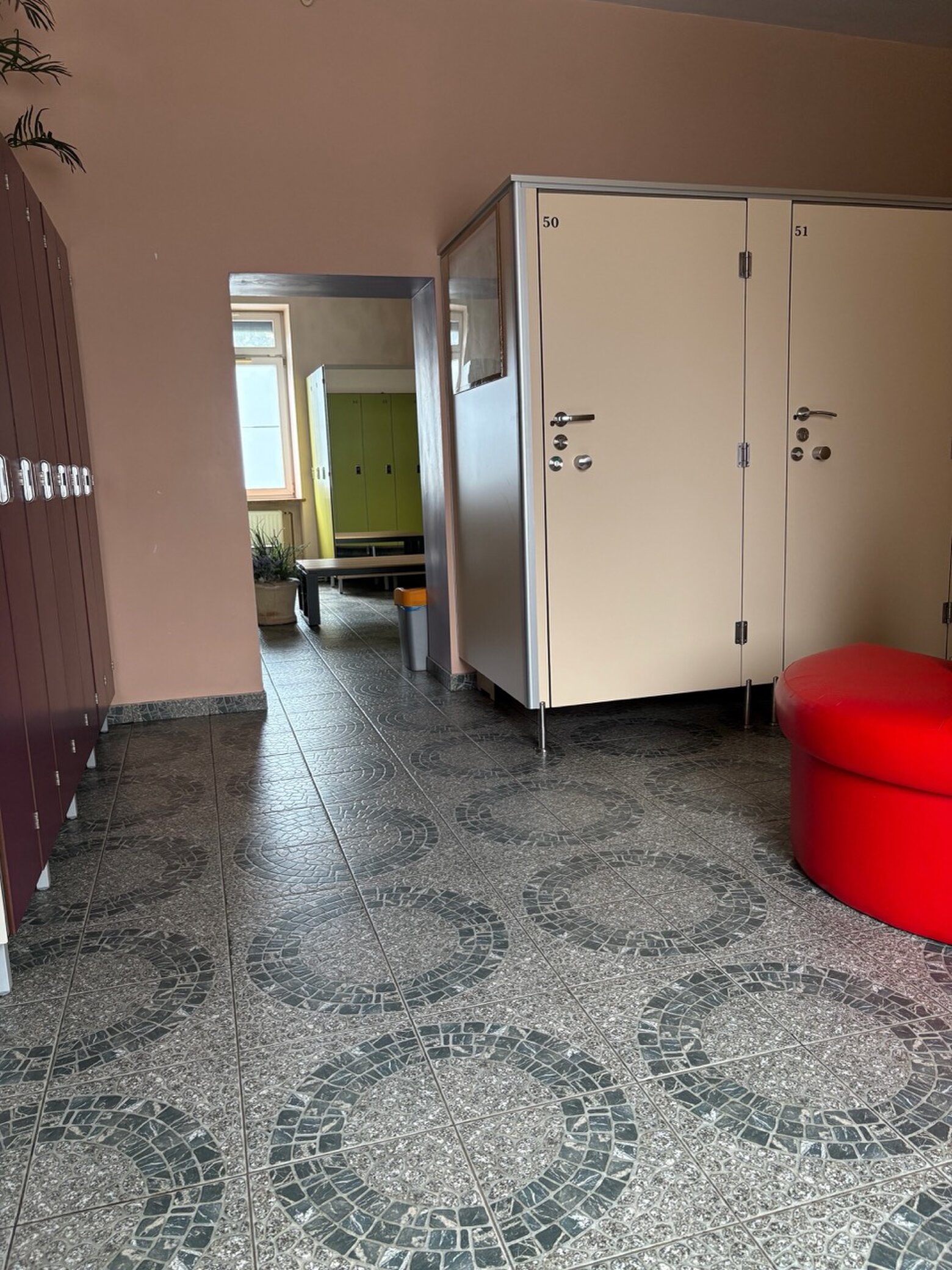 Wider cloakrooms are comfortable for a bigger number of clients at the same time.