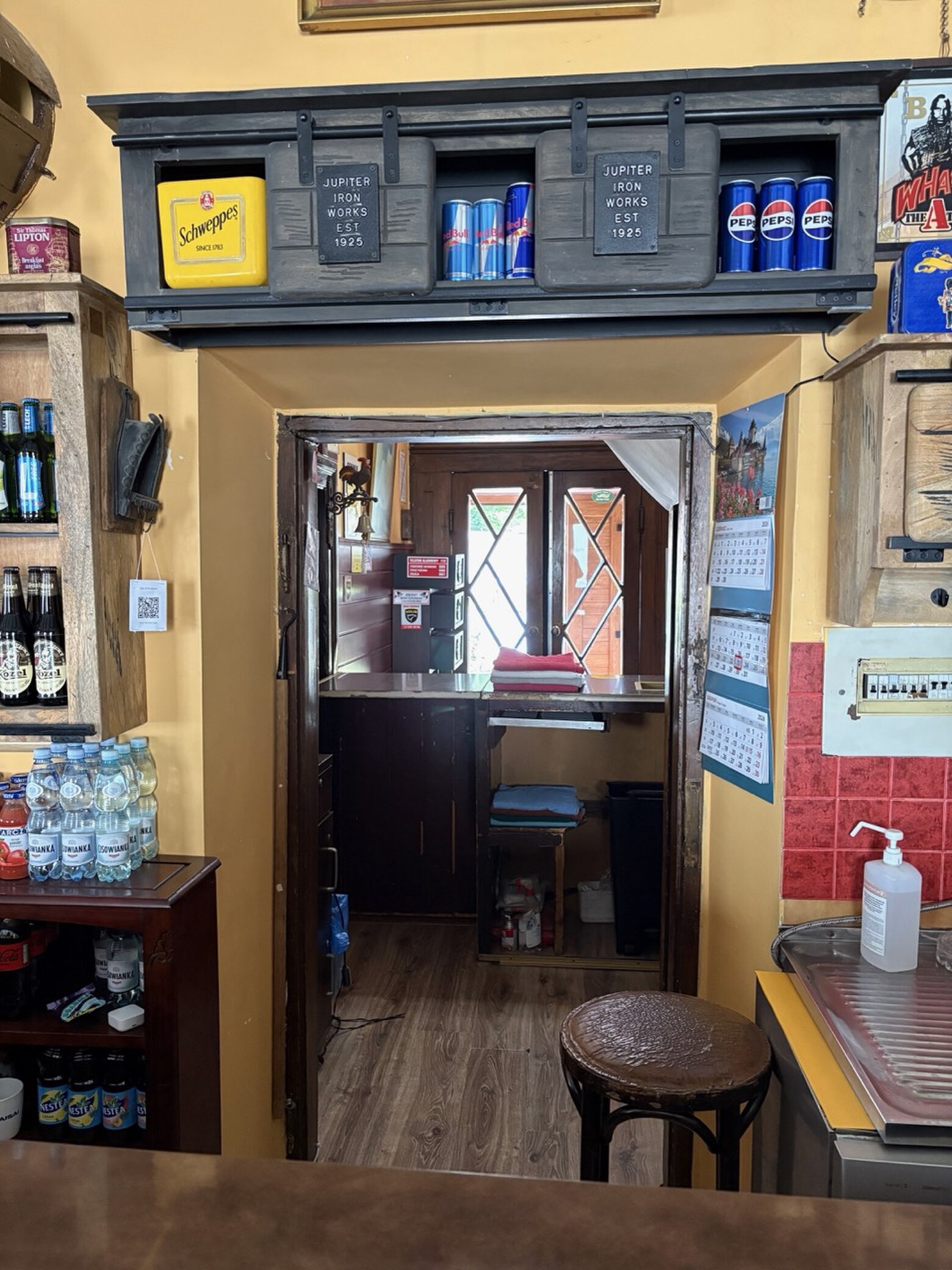 The new bar design doesn't interfere with the discreet local charm during day and night.