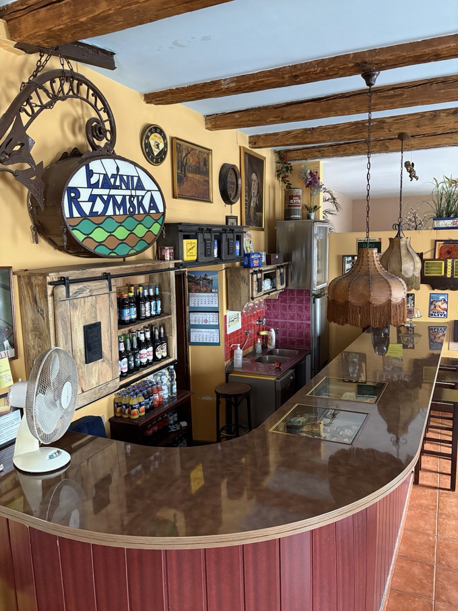 The new bar design doesn't interfere with the discreet local charm during day and night.