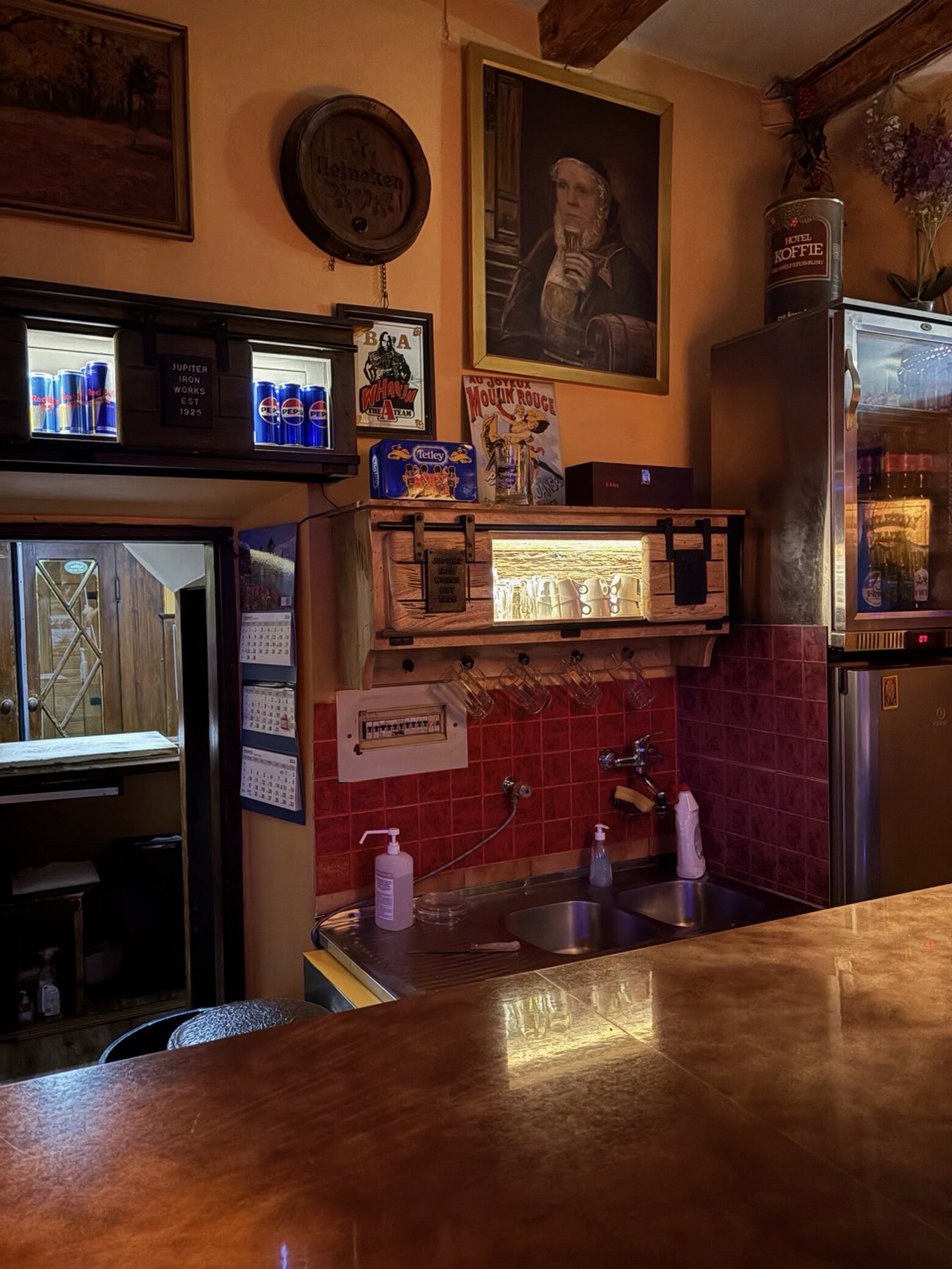 The new bar design doesn't interfere with the discreet local charm during day and night.