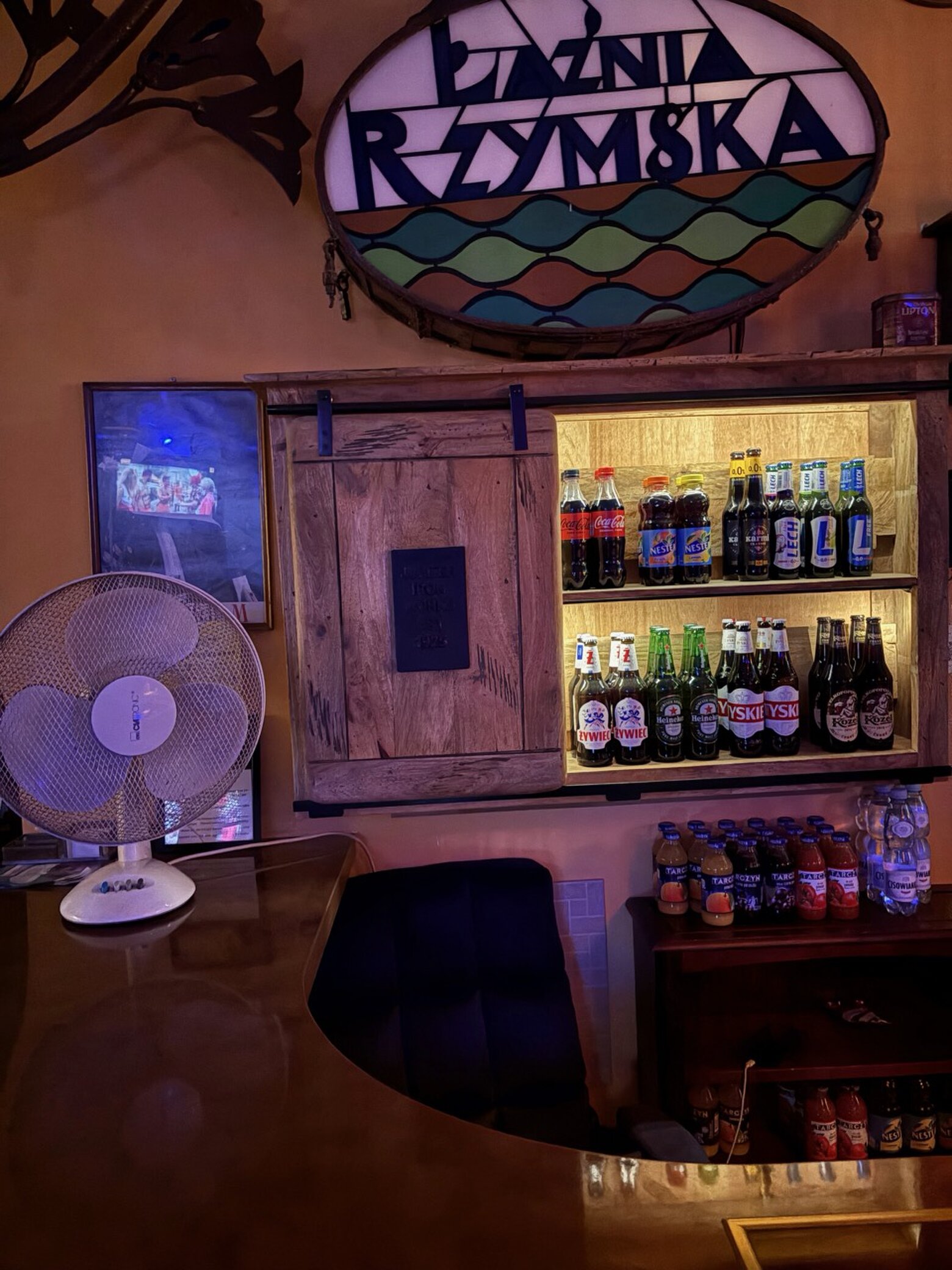 The new bar design doesn't interfere with the discreet local charm during day and night.