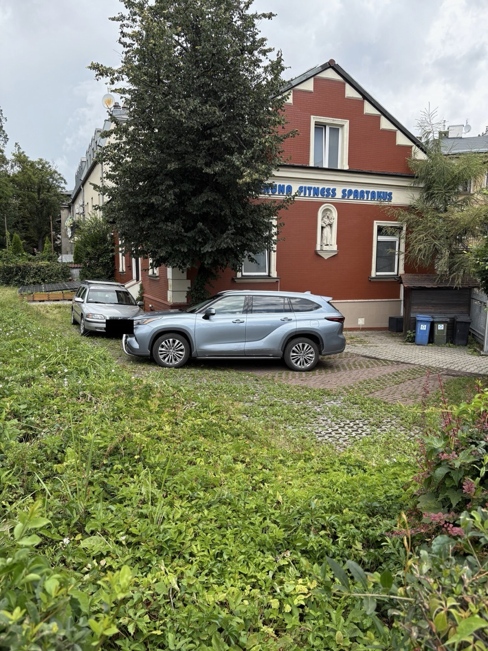 For our clients we offer a cheap parking place.