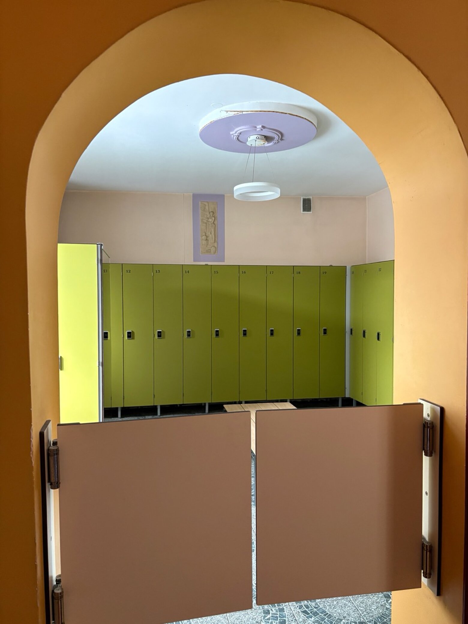 Wider cloakrooms are comfortable for a bigger number of clients at the same time.